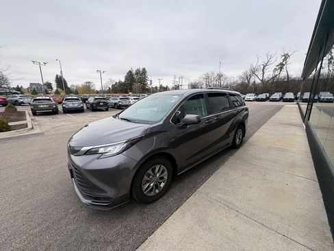 Used 2023 Toyota Sienna LE image 4