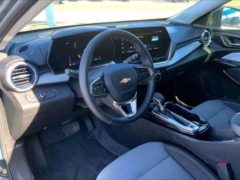 Certified 2025 Chevrolet Trax LT w/ Driver Confidence Package image 18