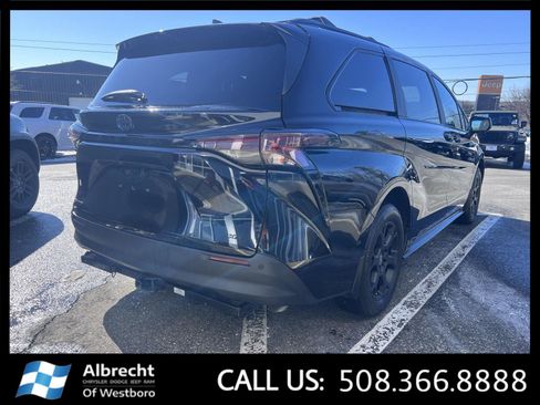 Used 2025 Toyota Sienna XLE Woodland Edition image 5