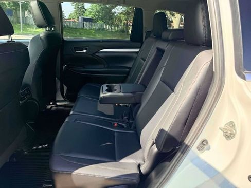 Used 2019 Toyota Highlander XLE AWD/4WD image 13