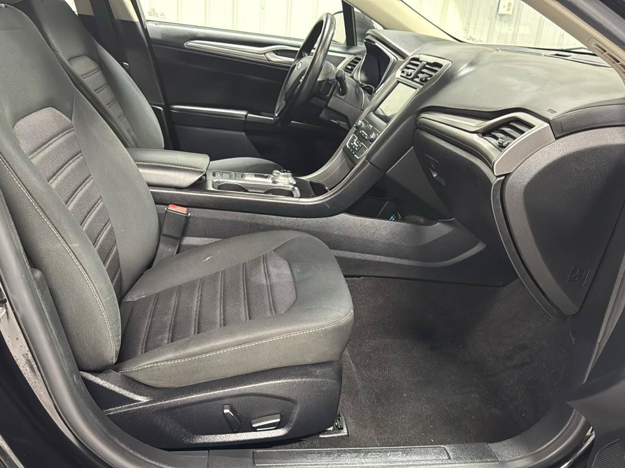 Used 2019 Ford Fusion SE FWD image 12