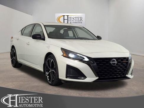 Used 2023 Nissan Altima 2.5 SR w/ SR Premium Package FWD image 1