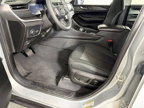 Used 2023 Jeep Grand Cherokee Laredo image 9