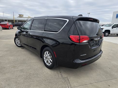 Used 2024 Chrysler Voyager LX image 5