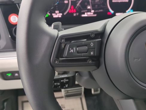 Used 2025 Porsche Cayenne image 30