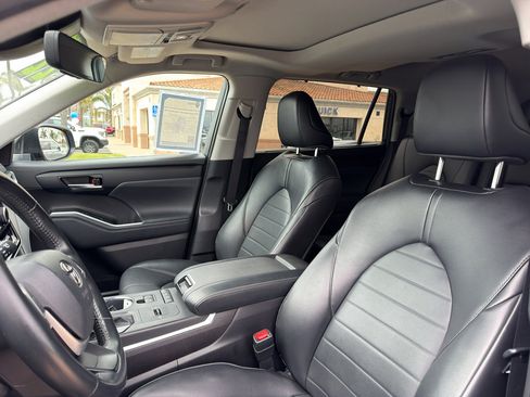 Used 2022 Toyota Highlander XLE AWD/4WD image 10