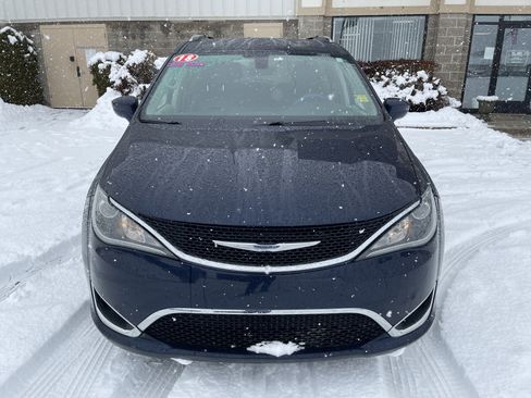 Used 2018 Chrysler Pacifica Touring-L image 8