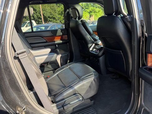 Used 2018 Lincoln Navigator Select AWD/4WD image 19