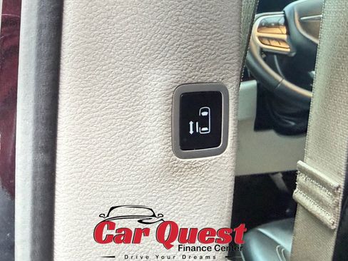 Used 2023 Chrysler Pacifica Touring-L FWD image 13