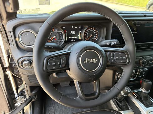 Used 2025 Jeep Gladiator Sport AWD/4WD image 23