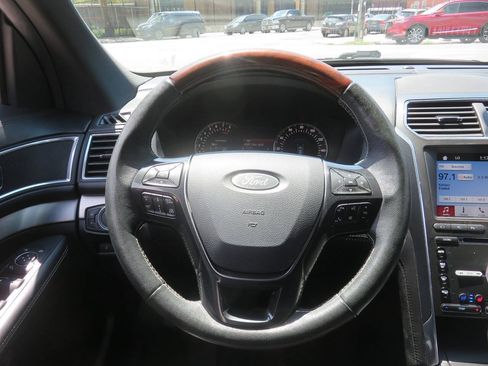 Used 2018 Ford Explorer Platinum AWD/4WD image 14