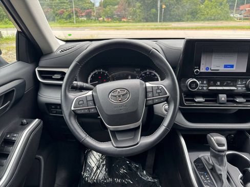 Used 2025 Toyota Highlander LE FWD image 35
