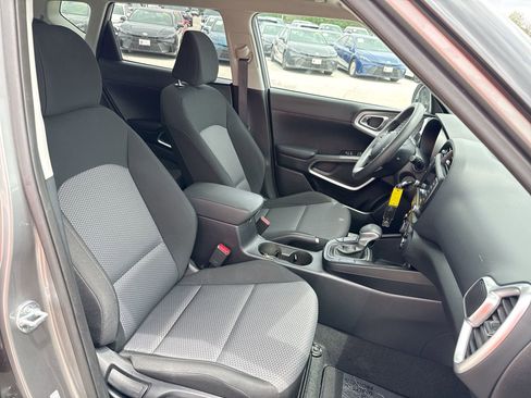 Used 2025 Kia Soul LX w/ LX Technology Package FWD image 24