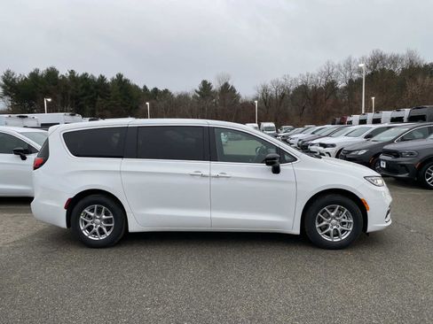 New 2026 Chrysler Pacifica Select image 2