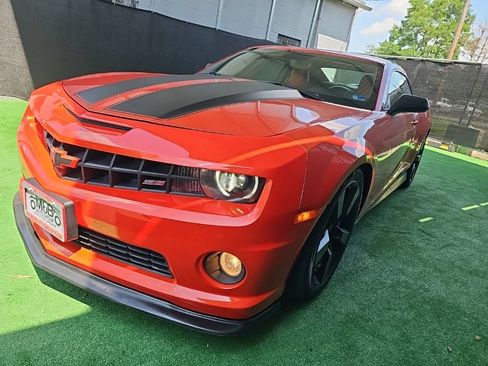 Used 2010 Chevrolet Camaro SS w/ LPO, Ground Effects Package RWD image 9