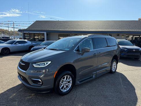 Used 2022 Chrysler Pacifica Touring-L image 3
