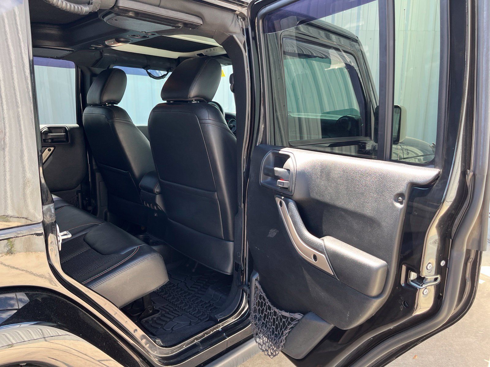Used 2016 Jeep Wrangler Unlimited Sahara AWD/4WD image 14