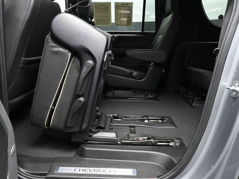 Used 2025 Chevrolet Suburban Premier image 34