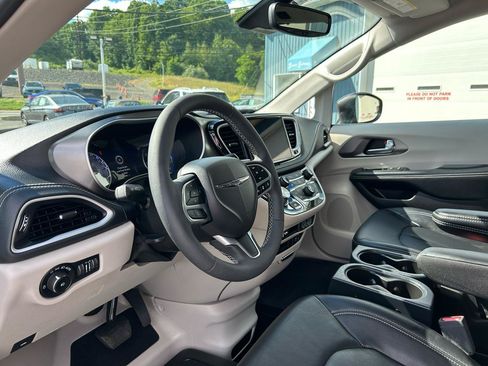Used 2022 Chrysler Pacifica Touring-L FWD image 14