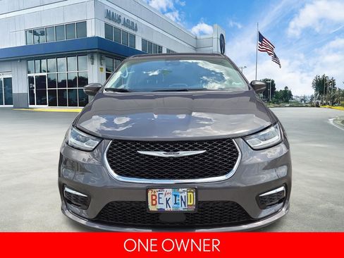 Used 2023 Chrysler Pacifica Touring-L FWD image 5