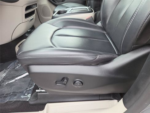 Used 2023 Chrysler Pacifica Touring-L FWD image 20