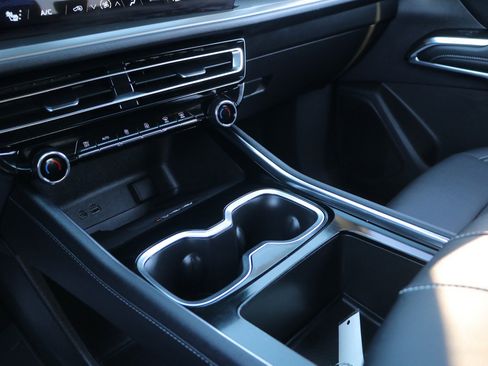 Used 2025 Chevrolet Traverse LT image 26