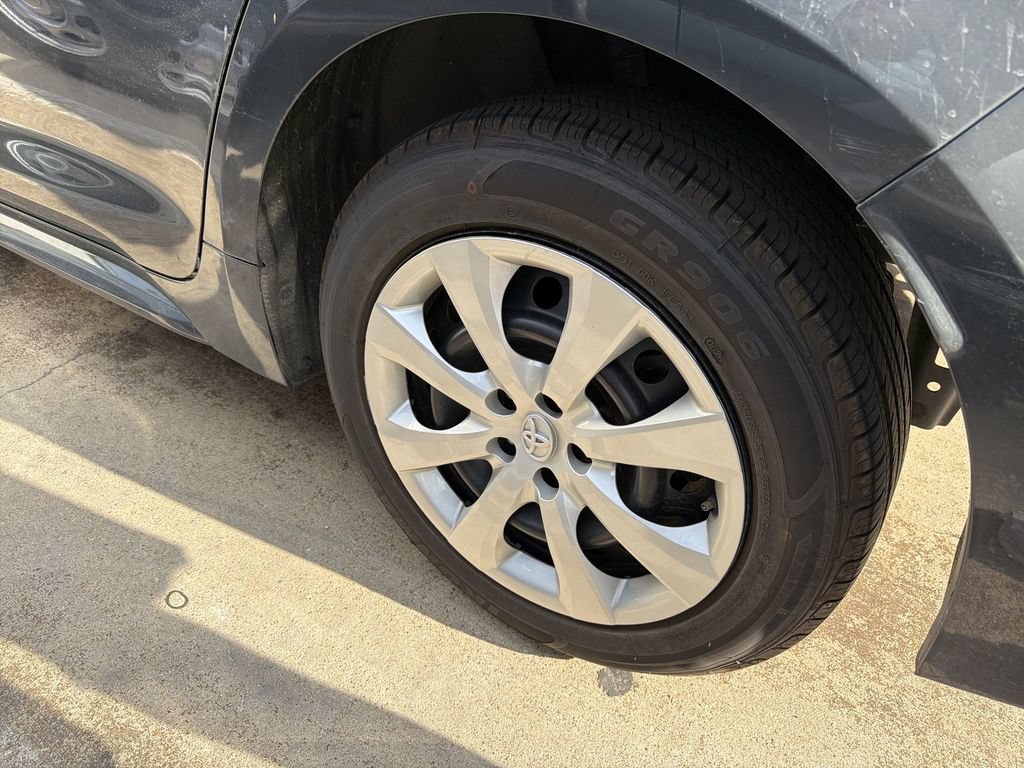 Used 2024 Toyota Corolla LE FWD image 4