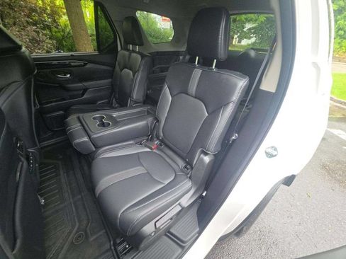 Used 2025 Honda Pilot Touring image 11