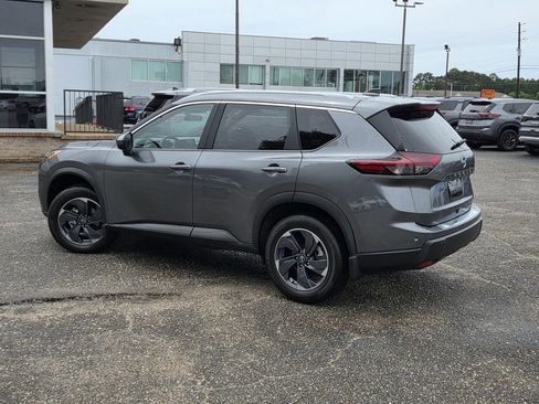 Used 2025 Nissan Rogue SV w/ SV Premium Package FWD image 5