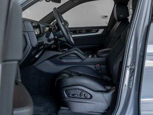Certified 2025 Porsche Cayenne AWD/4WD image 5