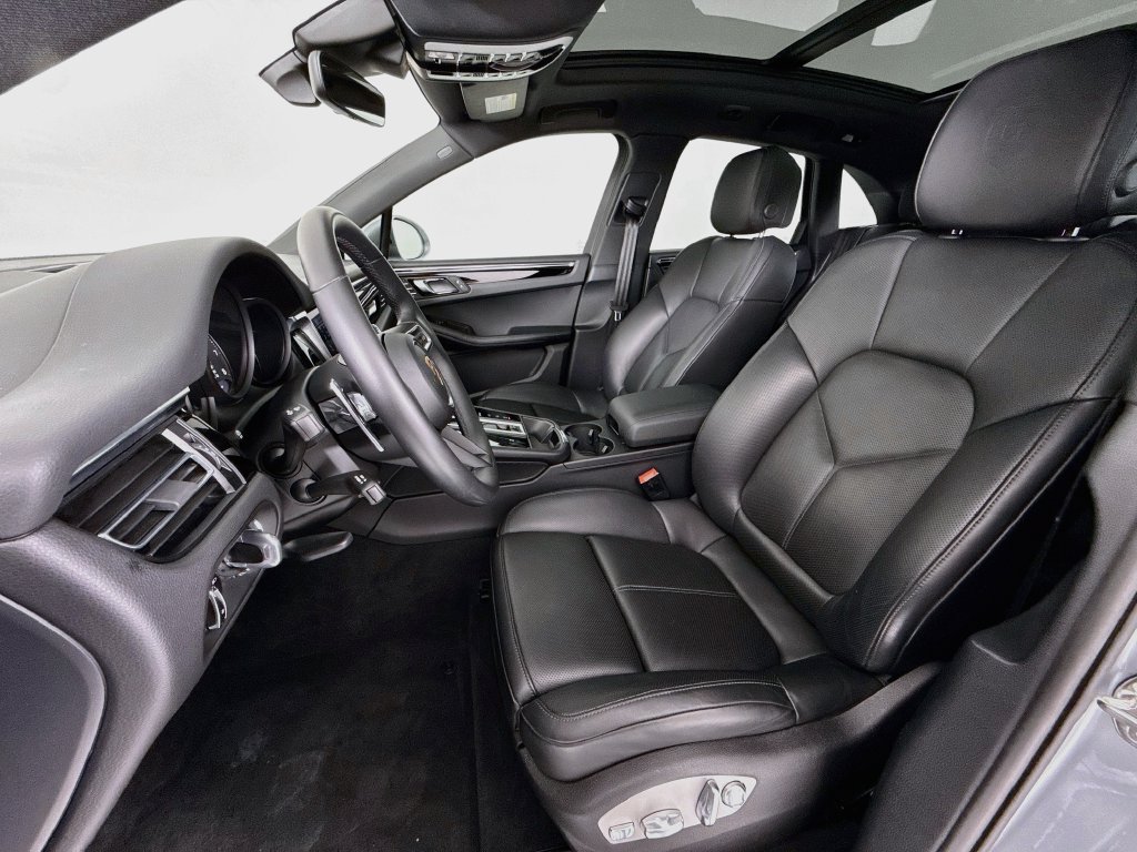 Certified 2025 Porsche Macan AWD/4WD image 5