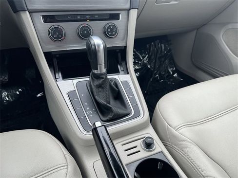 Used 2016 Volkswagen Golf S image 16