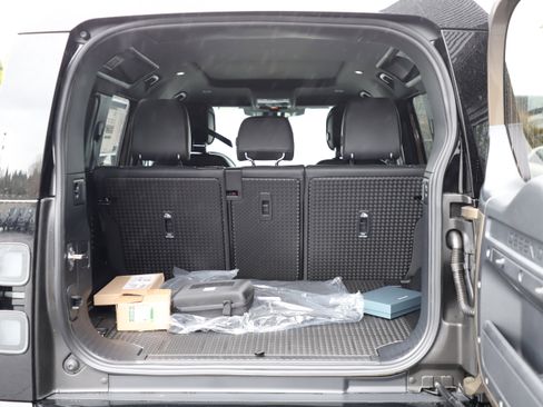 New 2026 Land Rover Defender 110 X-Dynamic SE AWD/4WD image 16