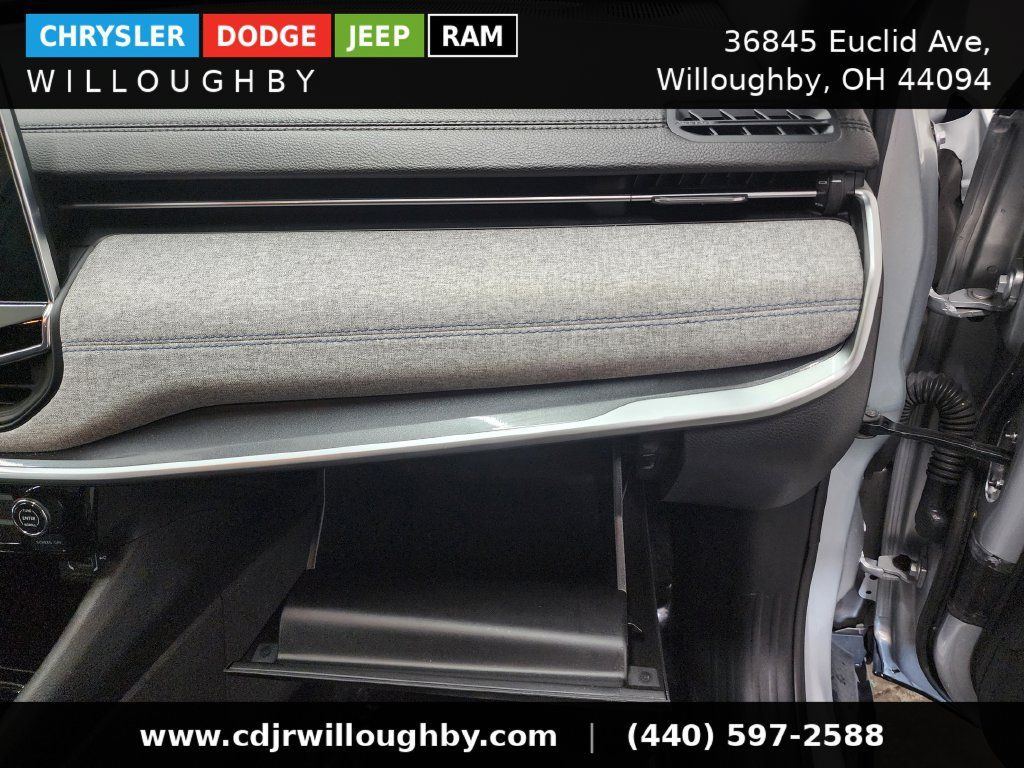 Used 2024 Jeep Compass Latitude AWD/4WD image 33