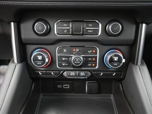 Used 2024 Chevrolet Suburban Z71 w/ Luxury Package AWD/4WD image 29