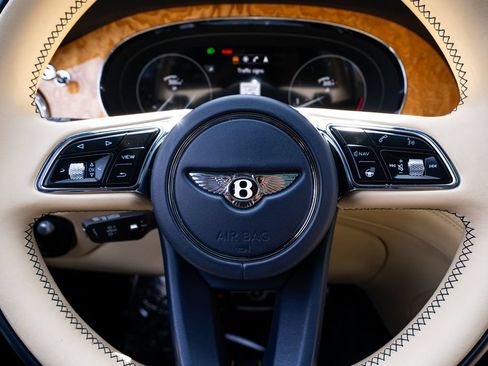 Used 2022 Bentley Bentayga AWD/4WD image 37