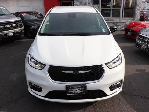 Used 2024 Chrysler Pacifica Touring-L FWD image 9
