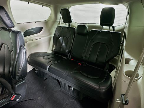 Used 2022 Chrysler Pacifica Touring-L FWD image 28