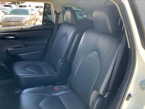 Used 2021 Toyota Highlander XLE image 21