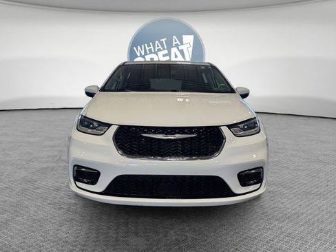 Used 2023 Chrysler Pacifica Touring-L FWD image 9