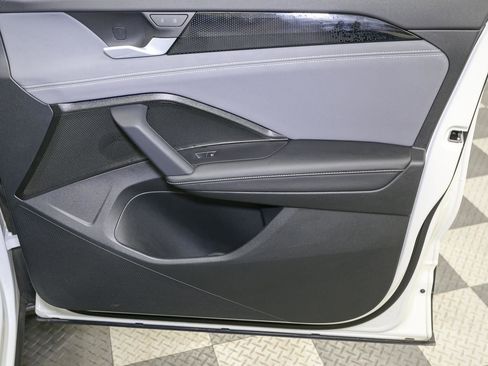 Used 2025 Volkswagen Tiguan SE w/ Panoramic Sunroof Package AWD/4WD image 19