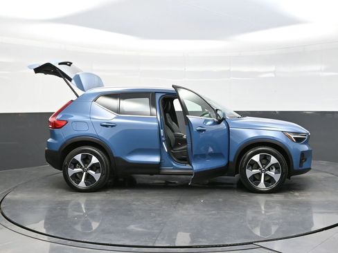 Used 2025 Volvo XC40 B5 Plus image 37