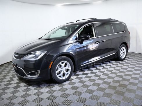 Used 2017 Chrysler Pacifica Touring-L w/ Tire & Wheel Group image 5