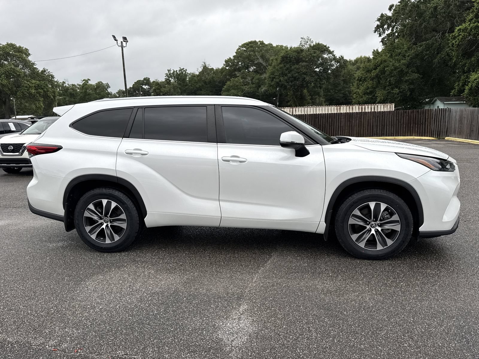 Used 2023 Toyota Highlander XLE FWD image 6