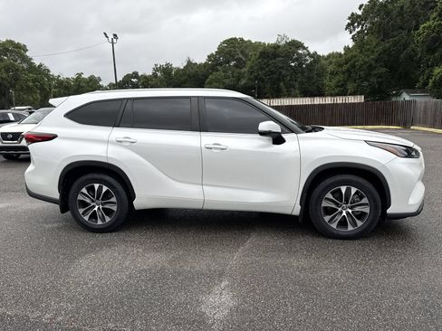 Used 2023 Toyota Highlander XLE FWD image 6