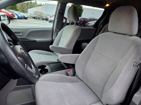 Used 2015 Toyota Sienna LE image 27