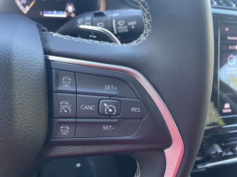 Used 2023 Jeep Grand Cherokee Laredo image 28