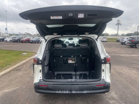 Used 2021 Toyota Sienna XLE image 13