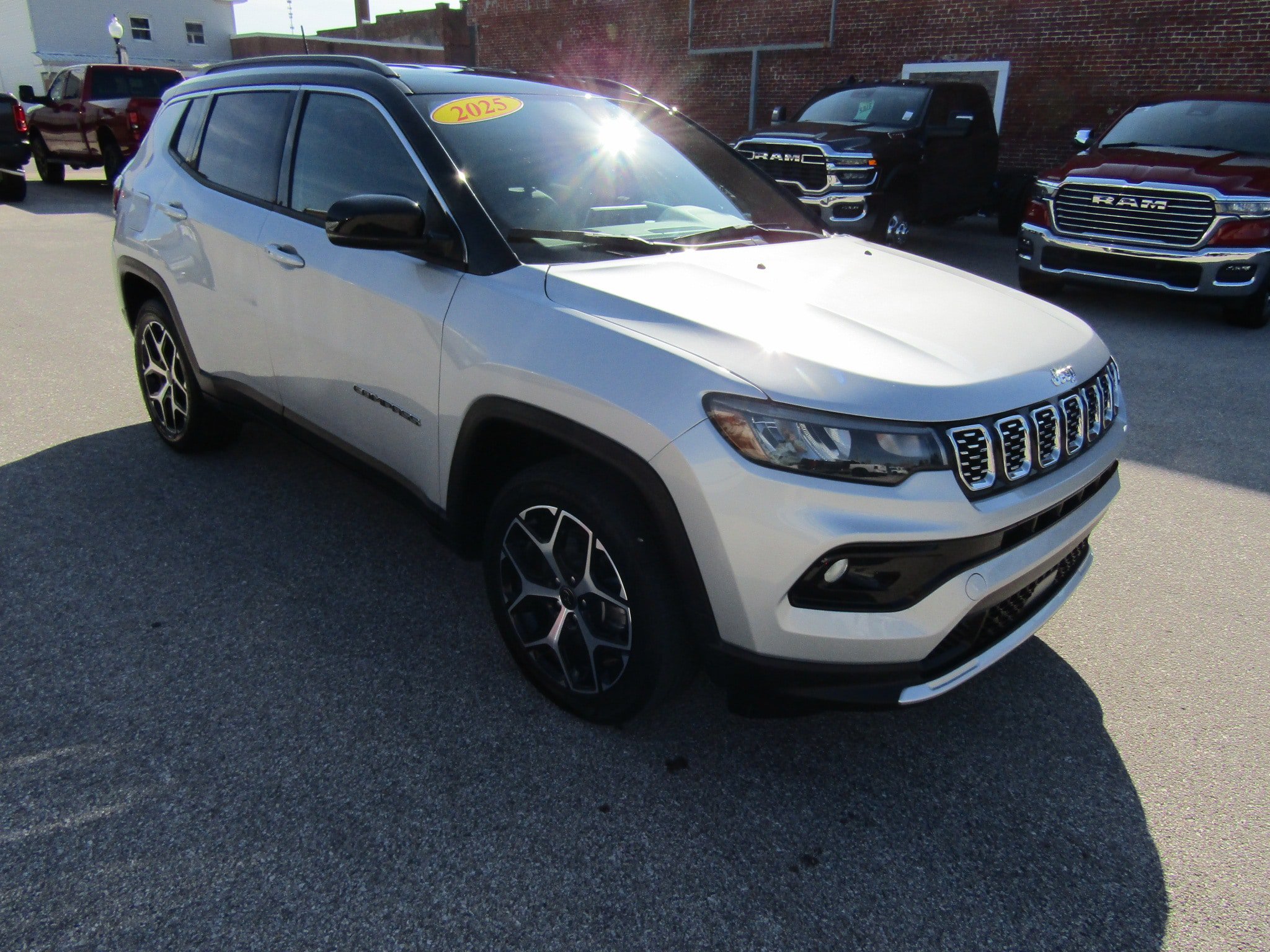 Used 2025 Jeep Compass Limited AWD/4WD image 1