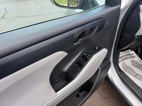Used 2023 Toyota Highlander L FWD image 8